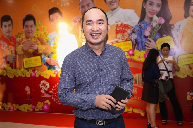 Hoai Linh duoc fan vay kin tren tham do ra mat phim-Hinh-9